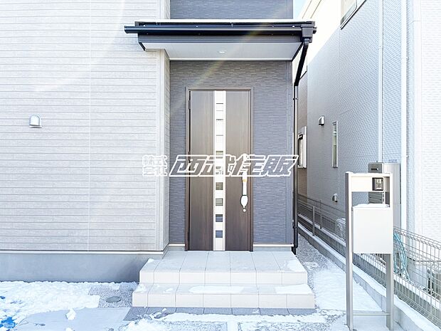 【玄関】【玄関】ブラウンの高級感のある玄関ドアがアクセントで素敵です!