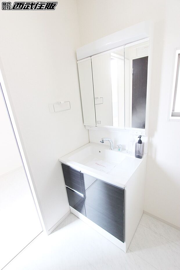 【非公開】【シャワードレッサー】洗面・洗髪などができる機能を備えた洗面化粧台です。同仕様写真