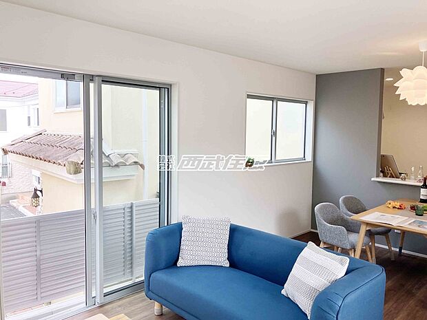 【リビング】【リビング】大きな窓から陽射しが注ぎ込む明るいリビング！同仕様写真