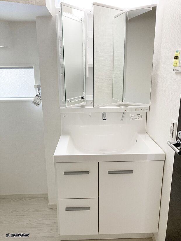 【非公開】【シャワードレッサー】機能的で収納力もある洗面化粧台。同仕様写真