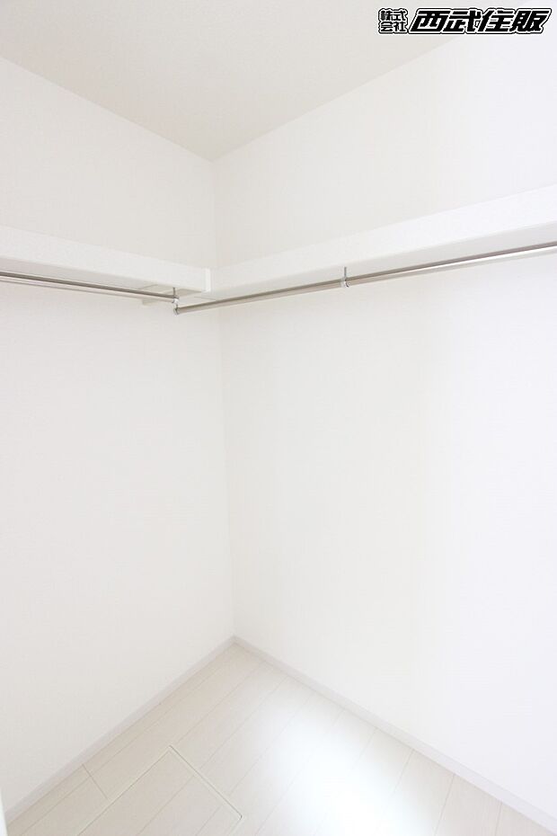 【ウォークインクローゼット】【ウォークインクローゼット】たくさん収納できそうですね！同仕様写真