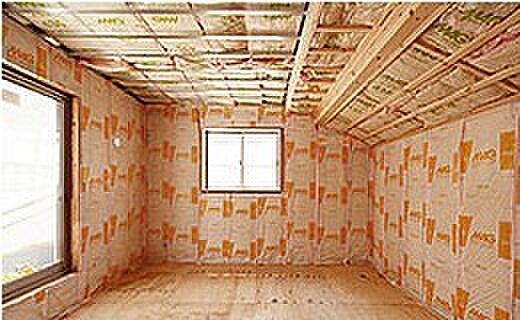 【グラスウール断熱材】壁用断熱材は主にグラスウール断熱材を採用しています。  また、全棟において検査スタッフによる確認検査を実施しています。