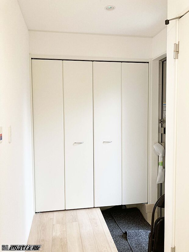 【玄関】【玄関】大きなクローゼットが付いています。同仕様写真