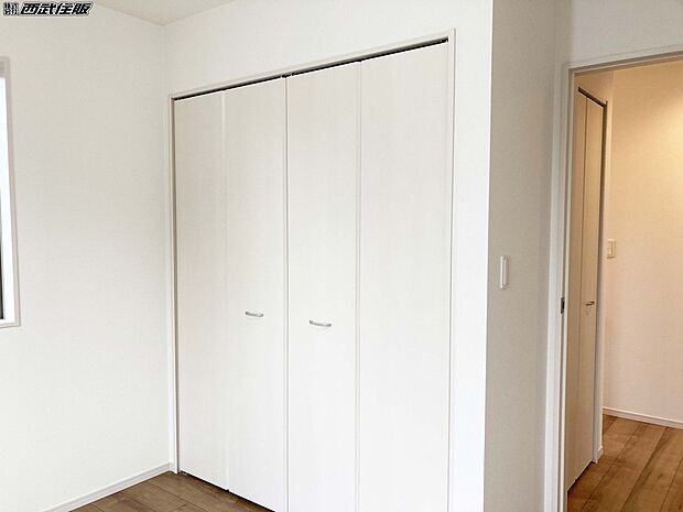 【収納】【2階・洋室】大きなクローゼットのあるお部屋は嬉しいですね！同仕様写真