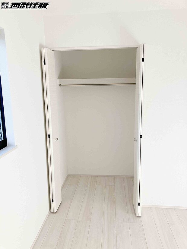 【収納】【1階・洋室】大きなクローゼットのあるお部屋は嬉しいですね！同仕様写真
