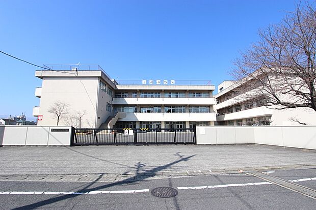 青梅市立泉中学校（約1,210m・徒歩16分）