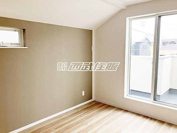 【洋室】【洋室】アクセントクロスが素敵なバルコニーに面した明るいお部屋です。同仕様写真