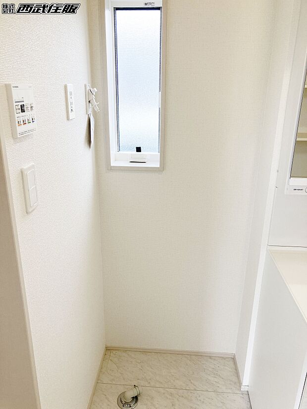 【洗面台・洗面所】【洗面脱衣室】窓があり明るいです。