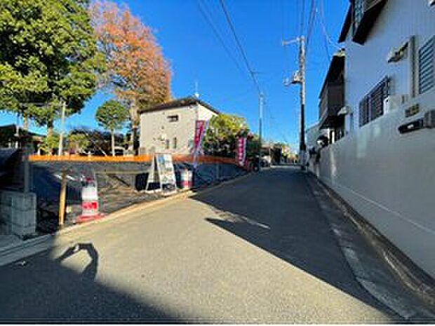 【前面道路】
閑静な住宅街に位置した建築条件付売地全2区画。南道路で陽当たりも良好です!