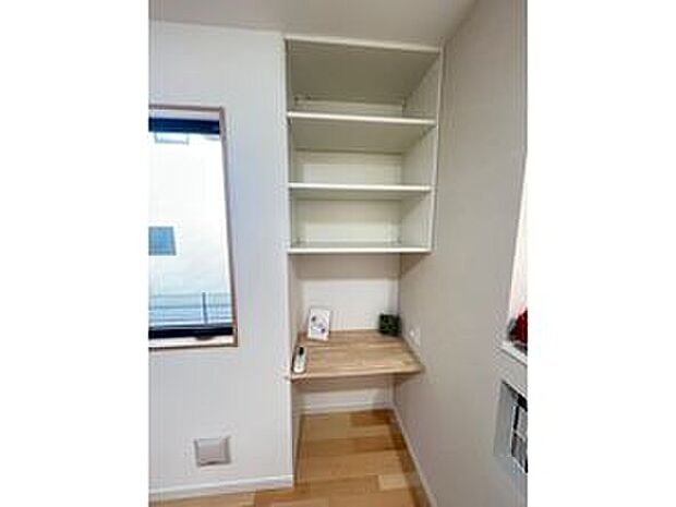 【リビングカウンター＆収納スペース】リビング内に設けたカウンター＆収納スペース。ワークスペースや家事コーナーとしても活躍