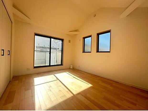 【洋室】大きな開口部から光が入る明るい居室。家具配置のしやすいシンプルな形状