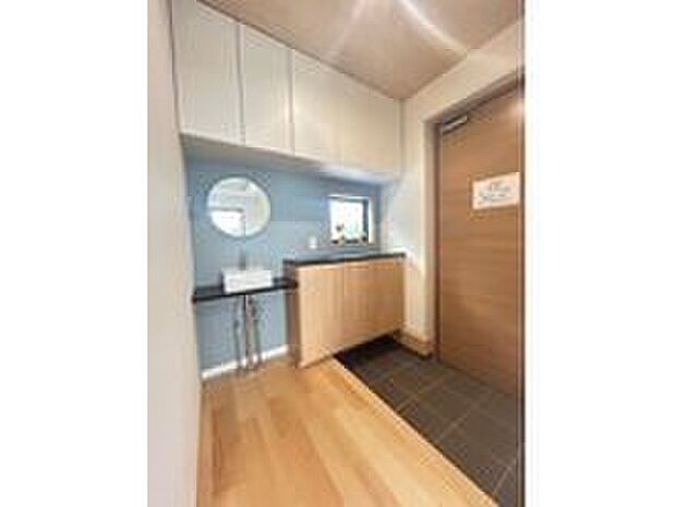 【玄関】帰宅後すぐに手洗いができる独立型の手洗いスペース。来客時にも使いやすい配置