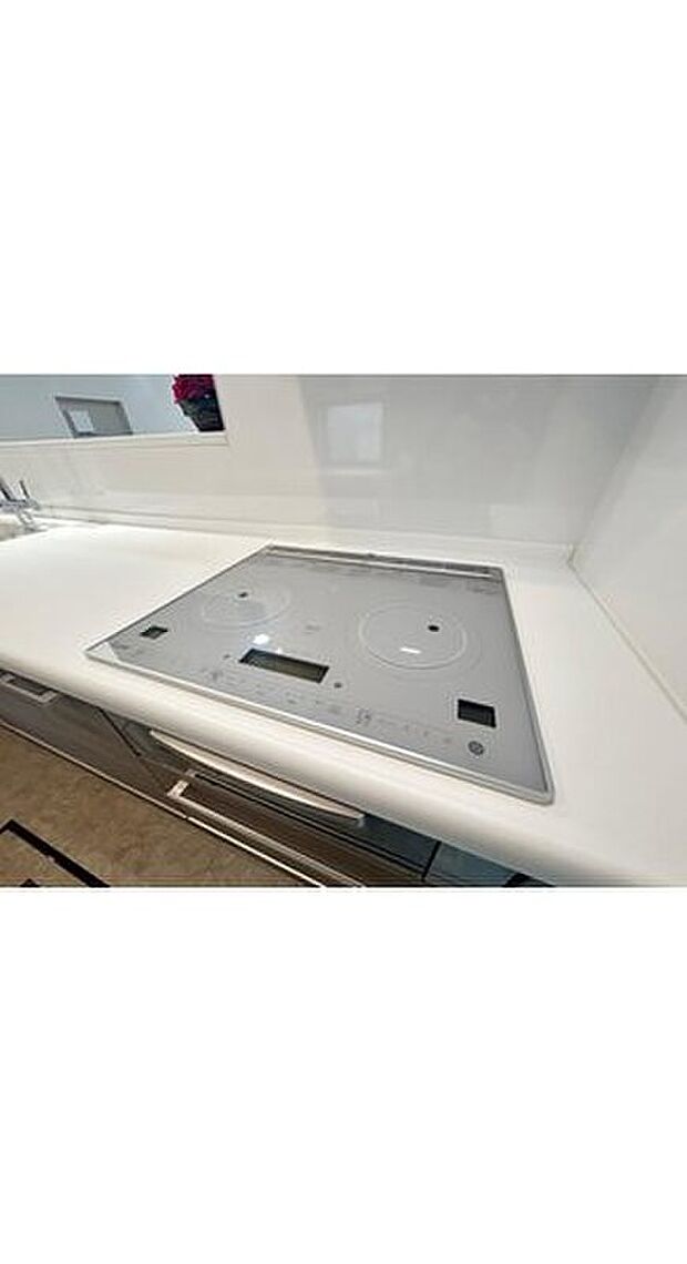 【IHコンロ】フラットで掃除がしやすいIHコンロ。見た目もすっきりとしたキッチン空間を演出