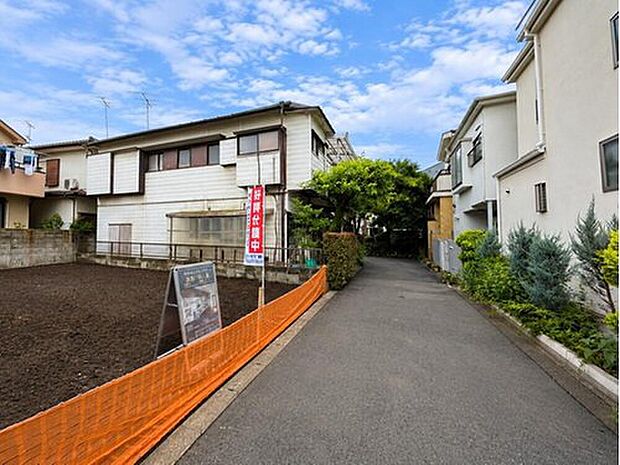 【前面道路】車通りも少なく居住者が通行しやすい道路です。