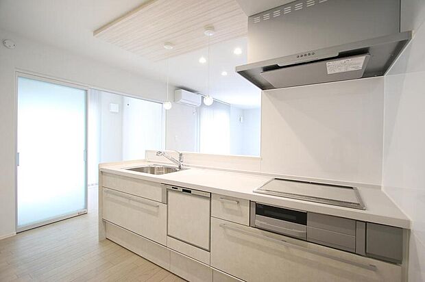 No.9 キッチン
リビングを見渡せる対面式キッチン。ビルトイン食洗機で面倒な食器洗いも楽々終わります。
(2025年7月)撮影