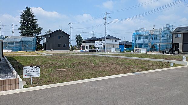 高低差の少ない区画で、外構の費用も抑えやすいです。ライフラインも揃っている整備された分譲地です。
