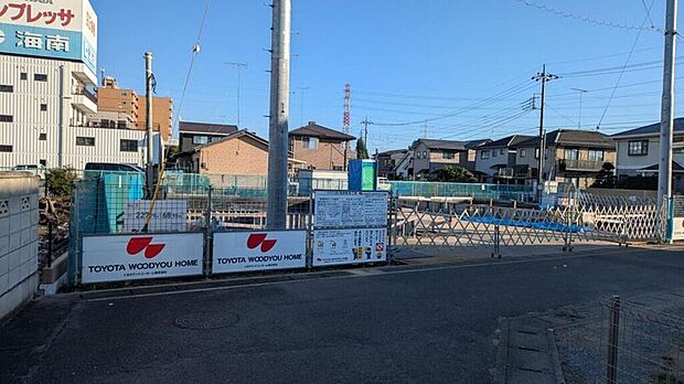 【前面道路含む現地写真】利便性と自然、周辺環境の心地よさは写真や文章では伝えきれません。日々の動線や採光、周辺施設との距離感まで、ぜひ現地でご体感ください。
現地(2025年11月)撮影