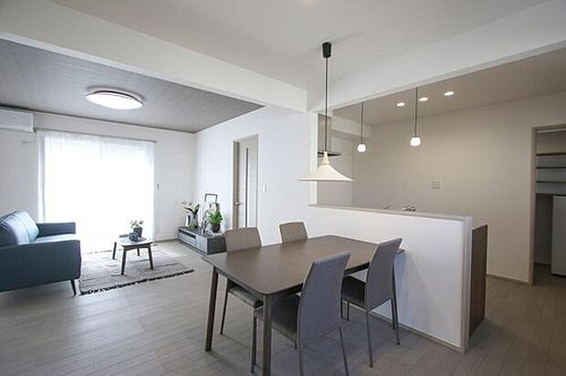 【No.4 LDK】17.5帖のゆとりあるLDKは、家具を配置しても広々と使える開放的な空間。大きな窓から光が差し込み、家族団らんの時間をゆったり過ごせます。
(2026年3月)撮影