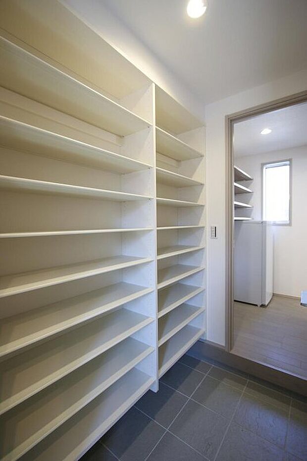 【No.4 パントリー】玄関からすぐの場所にパントリーを設けており、買い物帰りの荷物をそのまま収納できる便利な動線。セカンド冷凍庫もあり、食品ストックや日用品をまとめてたっぷり収納できます。(2026年3月)撮影