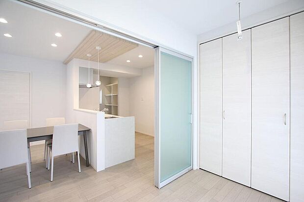 【ランドリースペース】No.9
3帖のランドリースペースで雨の日も安心して洗濯物を干すことができます。収納もあるので、干す→しまうをひとまとめに。
(2025年7月)撮影