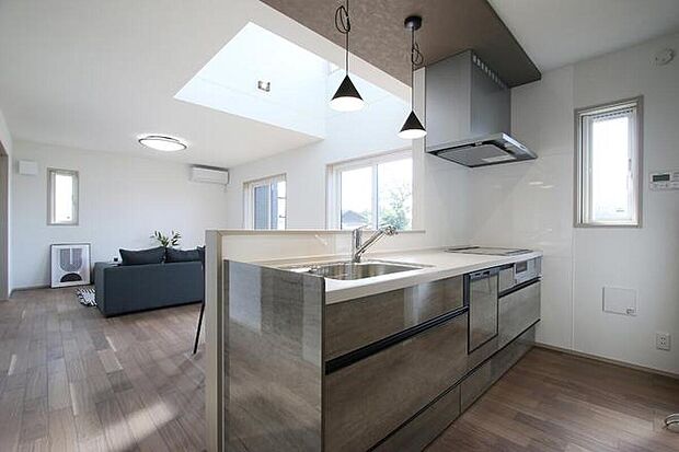 【キッチン】No.10
食洗機付き対面キッチンで、家族の様子を見ながら食事の支度ができます。
室内(2025年10月)撮影