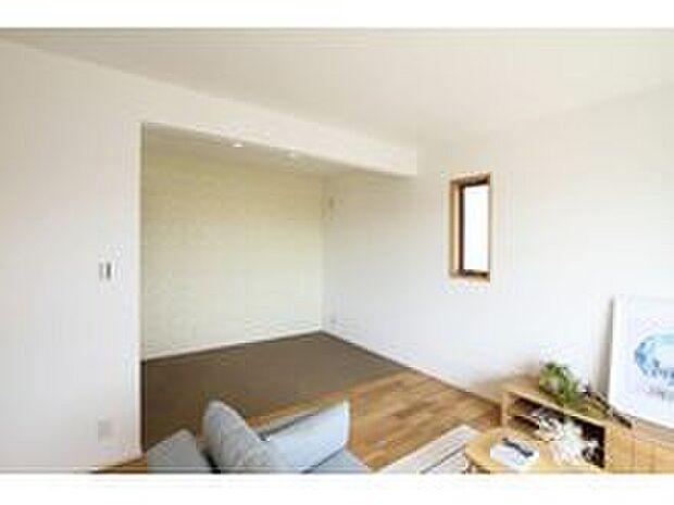 【リビング】No.5 リビングに直結した3帖のセカンドルームは、家族のくつろぎスペースやお子さまの遊び場に最適。収納スペースもご用意しており、おもちゃや日用品の収納にも便利です。
室内(2025年11月)撮影