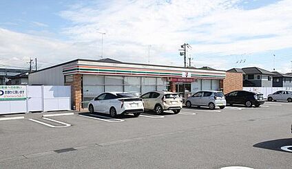 セブンイレブン小山羽川北店 640～710ｍ(徒歩約8～9分)