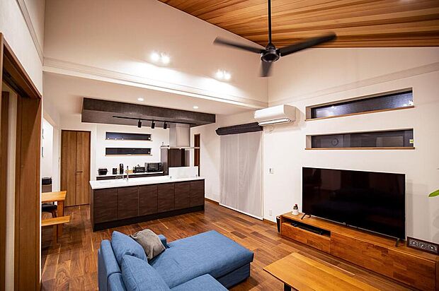 【建物プラン例（内観写真）】大空間のリビング、伸び伸びとゆとりある子育てをテーマにした住まい