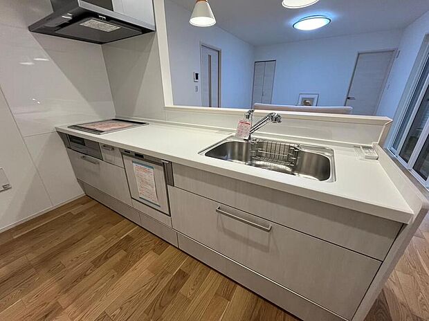 【キッチン】No.6
IHクッキングヒーター、食器洗浄乾燥機を備えたシステムキッチンです。