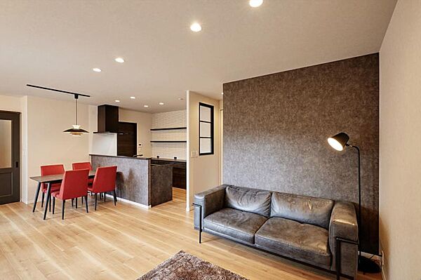 高級感あふれる、塗り替え不要のタイル外壁を採用。屋根には、太陽光発電を搭載しており、サスティナブルな暮らしの実現を目指します。（2024年11月撮影）