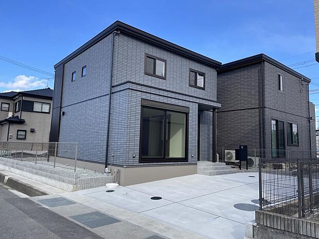 【外観】高級感のあるタイル外壁を採用した分譲住宅。太陽光・蓄電池搭載住宅です（2026年1月撮影）