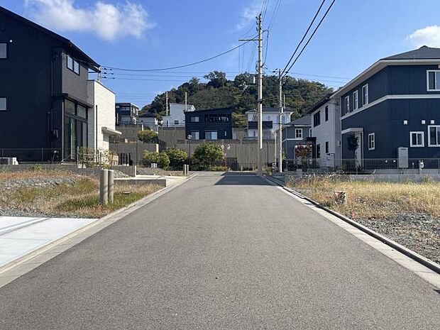 （2024年12月撮影）南東の角地で、三方向が道路ですので日当たりの良い開放感のある区画。