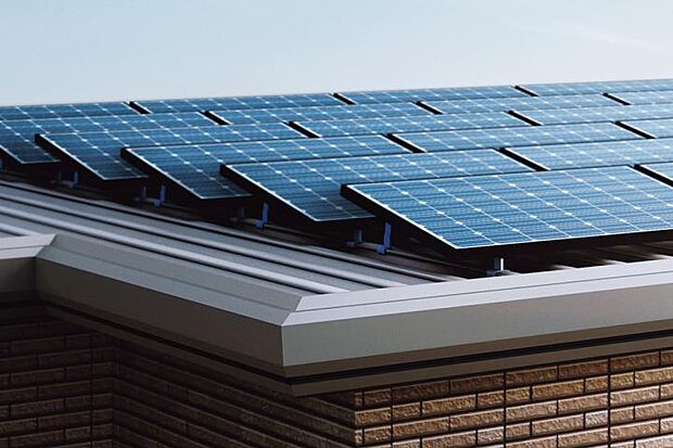 【太陽光発電システム】屋根一面に設置したソーラーがたっぷり発電。もしもの災害時でも電気を使える安心と月々の光熱費の削減に。テレワークで自宅の電力消費が増えても安心。