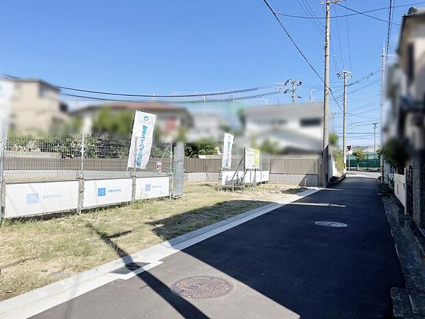 【前面道路を含む現地写真南東から】(2023年10月撮影)