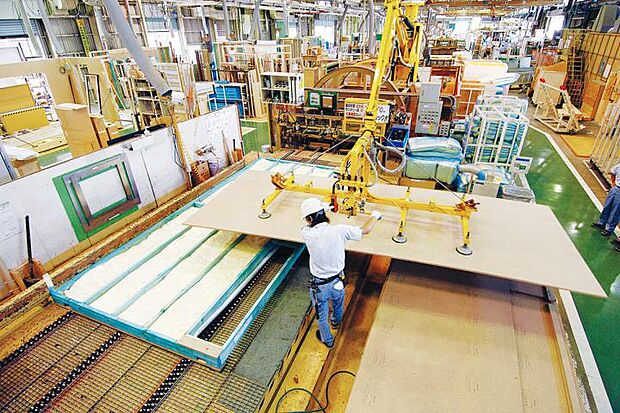 【【高精度(機械の力×人の力)】】【高精度(機械の力×人の力)】大型機械や先進設備の導入により、人の力のみでは不可能な高精度、高強度な施工を可能に。また工程ごとの専門作業員が、工場ならではの安定した環境により、その熟練した技術を最大限に発揮できます。