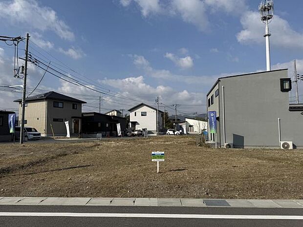 【現地】【11号地】約47坪の綺麗な整形地です。電柱もなく、お車2台停められるお土地でございます。2025.11月撮影