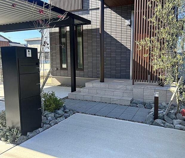 【外観写真(2024年11月撮影)】宅配ボックス付きのポスト。(2024年11月撮影)