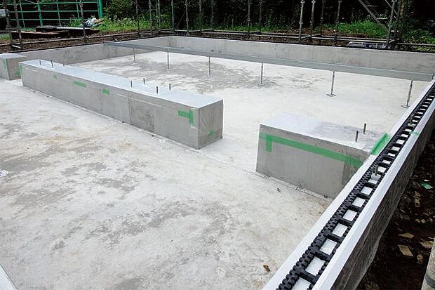 【【ベタ基礎】】家は、建物だけでなく建物を支える基礎部分によっても強さが変わってきます。セキスイハイムは強度と耐久性を兼ね備えたベタ基礎を標準採用。強靭な基礎で、建物を面で支えています。