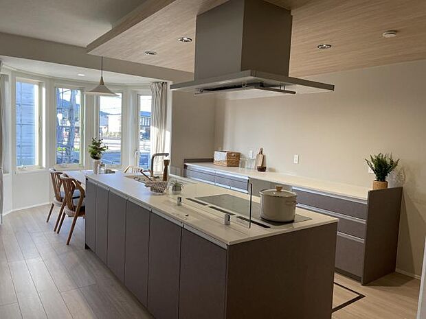 【16号地分譲住宅キッチン】広々としたキッチンで、家族みんなで料理を楽しめます。(2025.11月撮影)