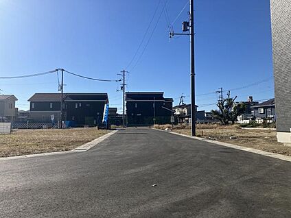 前面道路　西向き（撮影日：2025年10月）