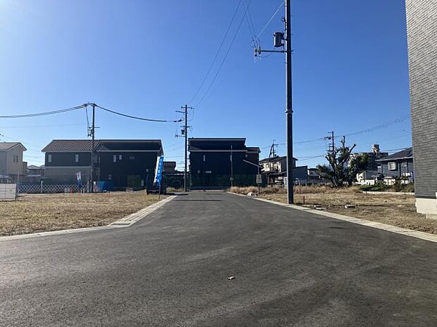 【前面道路　西向き（撮影日：2025年10月）】前面道路の幅員は約6ｍ。道路と敷地の高低差が少なく、自動車やベビーカーでの移動がスムーズ。駅まではほぼ平坦な道のりが続く為、日々の通勤・通学が便利です。  （撮影日：2025年10月）