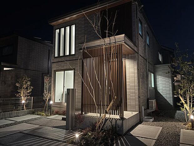 【1-10号地分譲住宅】【2-11号地外観２】大きな窓が印象に残る、スタイリッシュな外観