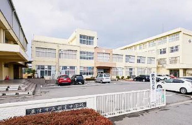 新堂中学校（約1,190m・徒歩15分）