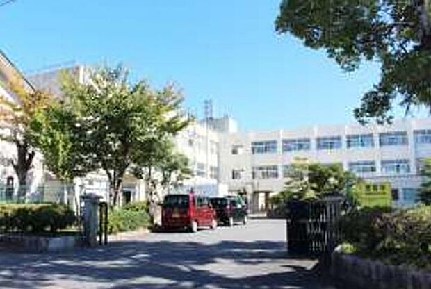 栗東市治田小学校（約1,040m・徒歩13分）