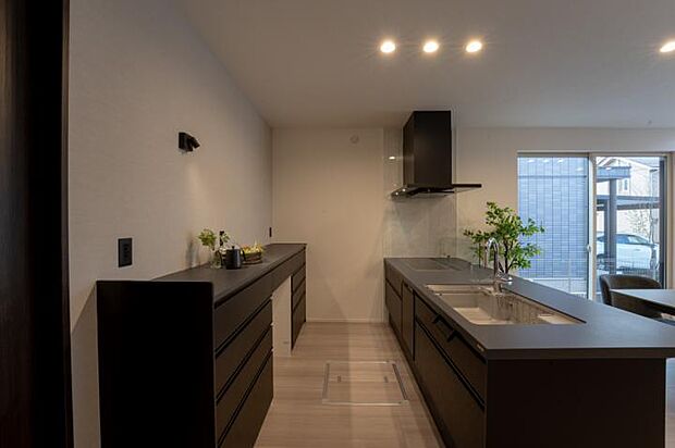 【【2-13号地　キッチン】】【2-13号地　キッチン】収納が多くあるキッチンです。窓がついているため光を取り入れられます。