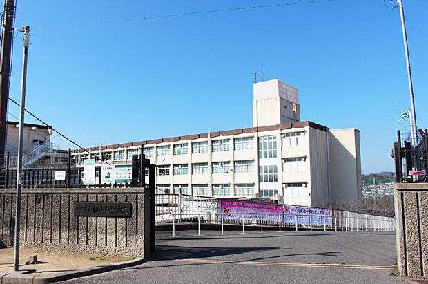 神戸市立桃山台中学校(約970m)
