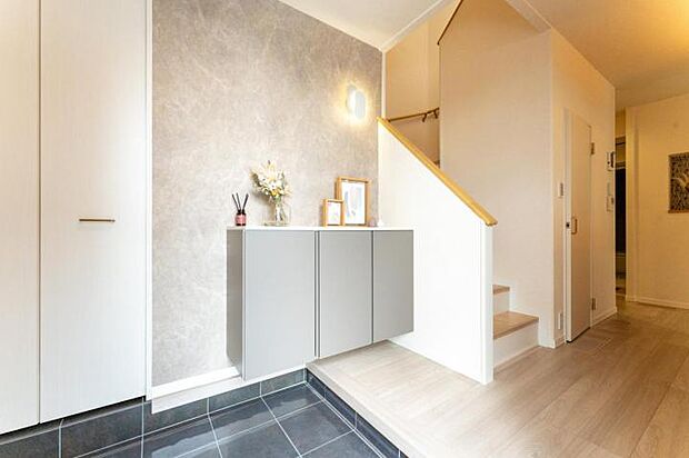 【【8-1号地　玄関】】「ただいま」が心地よく響く明るく機能的な玄関空間家族やお客様を迎える玄関は、住まいの第一印象になります。(2025.11撮影)