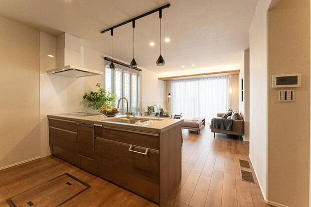 【【8-3号地　キッチン】】キッチンからはリビングの家族の様子が見えて安心です。(2025.11撮影)