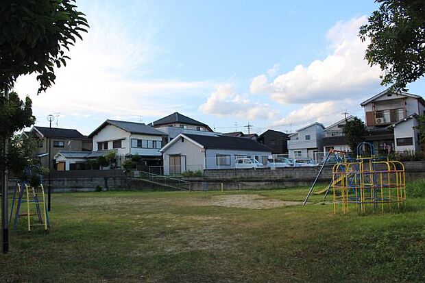 【【強靭なベタ基礎で建物を面で支える】】家は、建物だけでなく建物を支える基礎部分によっても強さが変わってきます。セキスイハイムは強度と耐久性を兼ね備えたベタ基礎(強度の高い24N/mm2コンクリート)を標準採用しています。※プランによって仕様が異なる場合がございます。