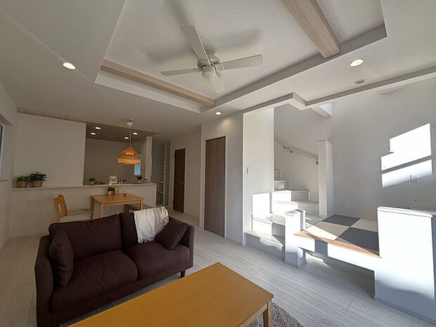 【リビング（2号棟）家具付販売ではございません】マルチスキップ上部に吹抜を採用し、より広さと開放感が感じられます。　